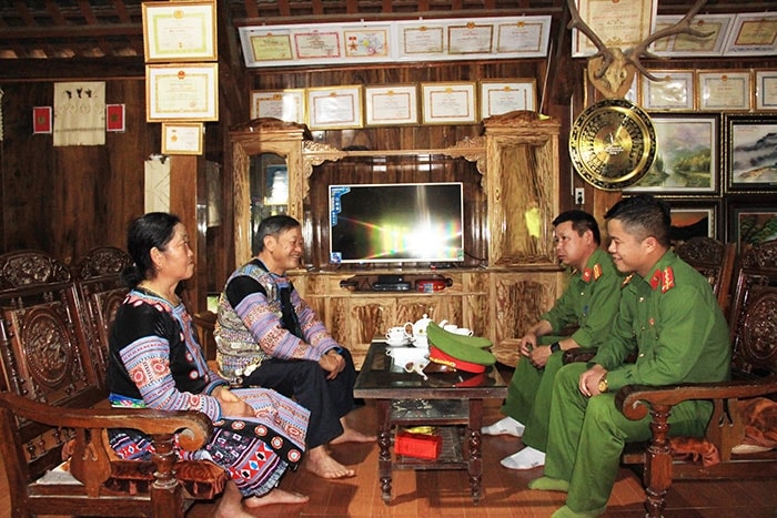 Ông Mùa A Chia thường xuyên cùng cán bộ Công an đến từng hộ tuyên truyền, vận động bà con tích cực tham gia bảo vệ an ninh, trật tự