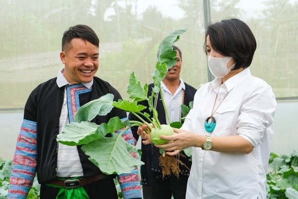 Anh Vàng A Sa (Bản Bó Nhàng 2, huyện Vân Hồ), Chủ nhiệm Hợp tác xã Vàng A Sa- giới thiệu thành quả đến khách thăm quan mô hình dự án Vân Hồ.
