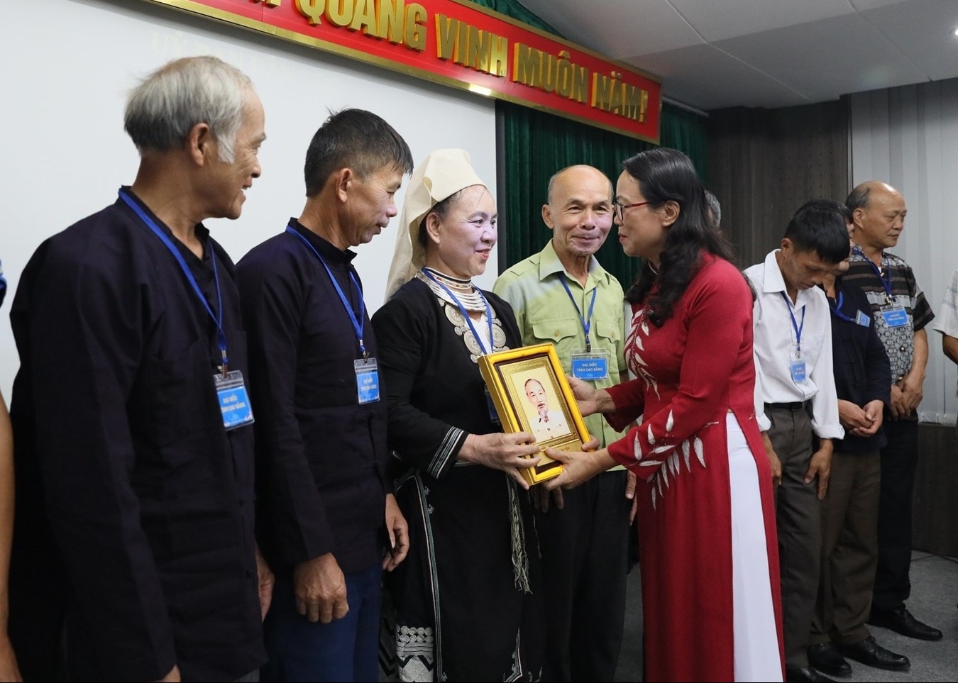 Thứ trưởng, Phó Chủ nhiệm UBDT Hoàng Thị Hạnh tặng quà lưu niệm cho Đoàn Người có uy tín tiêu biểu tỉnh Cao Bằng nhân dịp Đoàn về thăm quan TP. Hà Nội