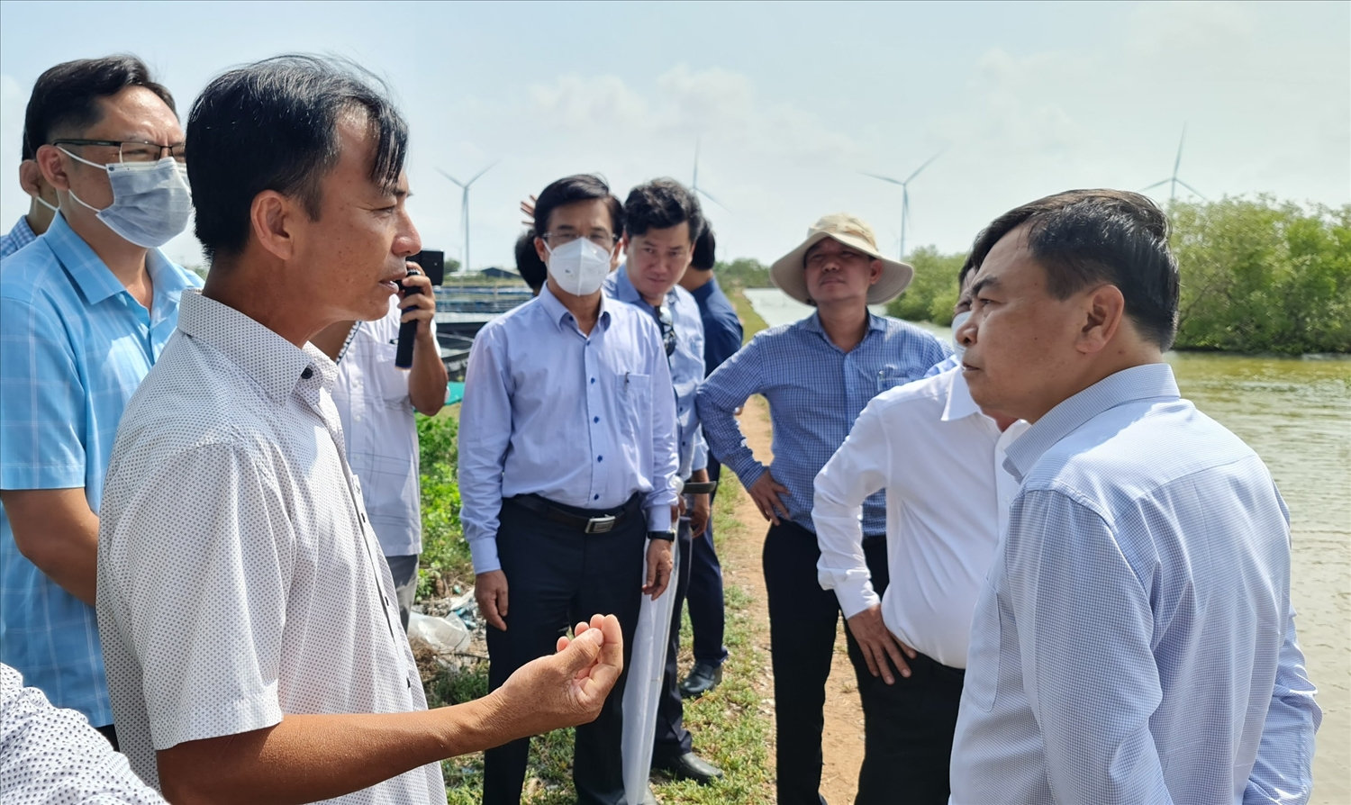 Lãnh đạo bộ NN&PTNT tham quan mô hình nuôi tôm của HTX nuôi trồng thủy sản 30/4 xã vĩnh hậu, huyện Hòa bình. 