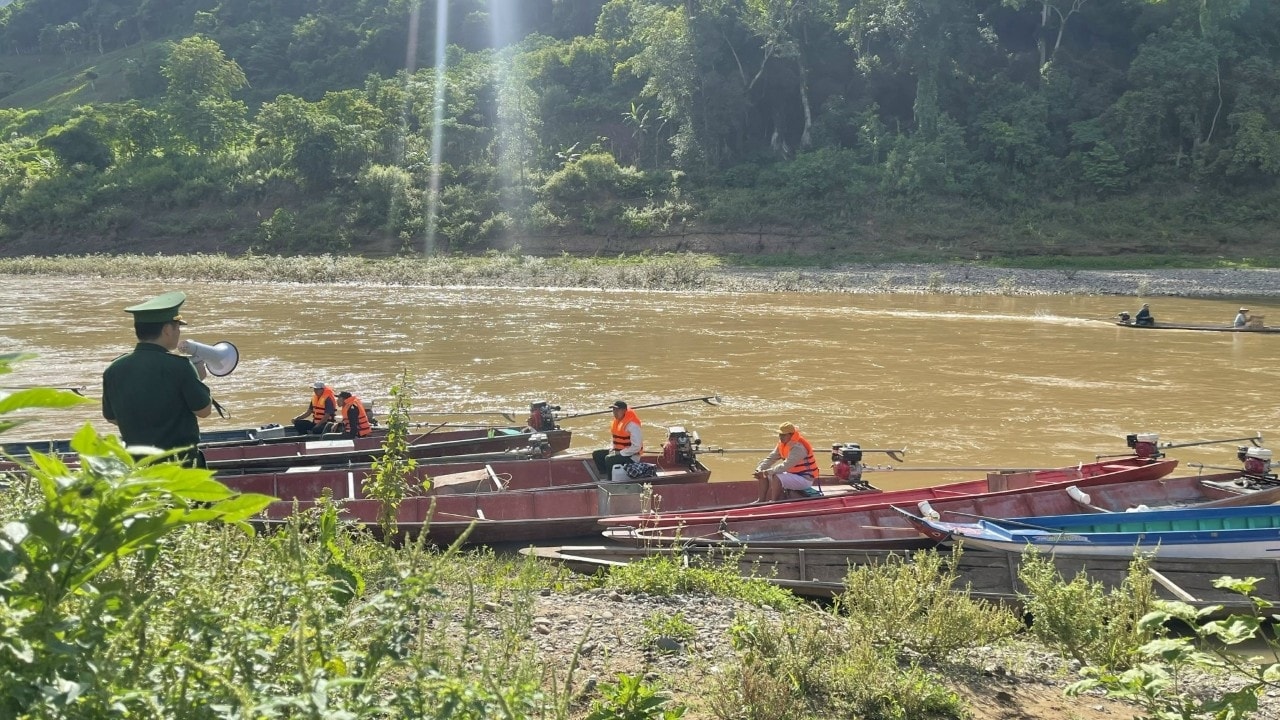 Nhờ có Đội Thuyền tự quản mà tình trạng “tiếp tay” cho các hoạt động vi phạm pháp luật, lộn xộn khi hoạt động trên sông, suối không còn xảy ra Nhờ có Đội Thuyền tự quản mà tình trạng “tiếp tay” cho các hoạt động vi phạm pháp luật, lộn xộn khi hoạt động trên sông, suối không còn xảy ra