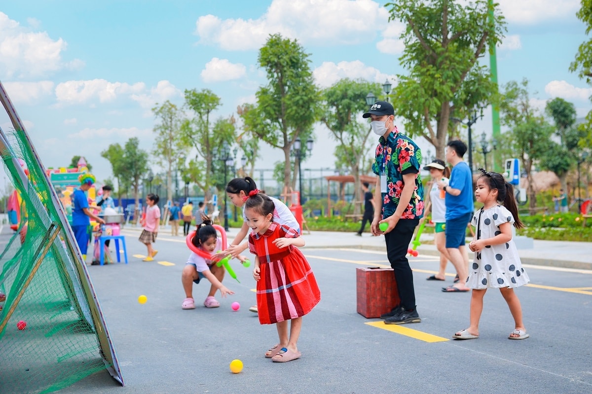 Cư dân nhí Chà Là hào hứng tham gia các hoạt động vận động tại Family Day chào đón cư dân mới