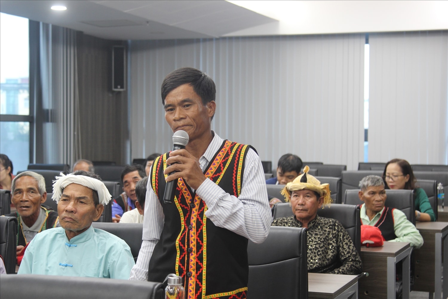 Đại biểu Người có uy tín phát biểu tại buổi gặp mặt
