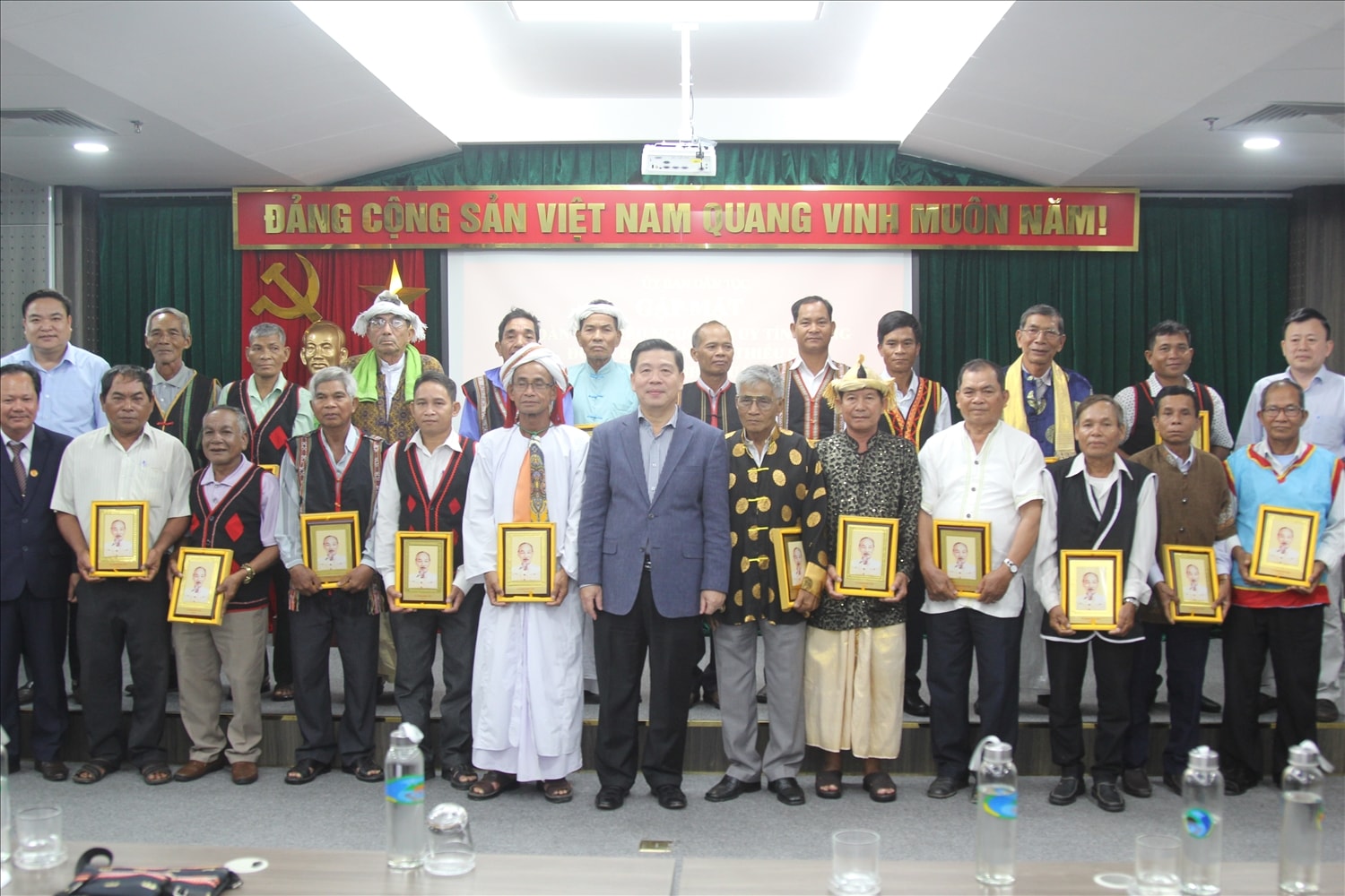 Thứ trưởng, Phó Chủ nhiệm  Lê Sơn Hải tặng quà lưu niệm của UBDT cho các đại biểu