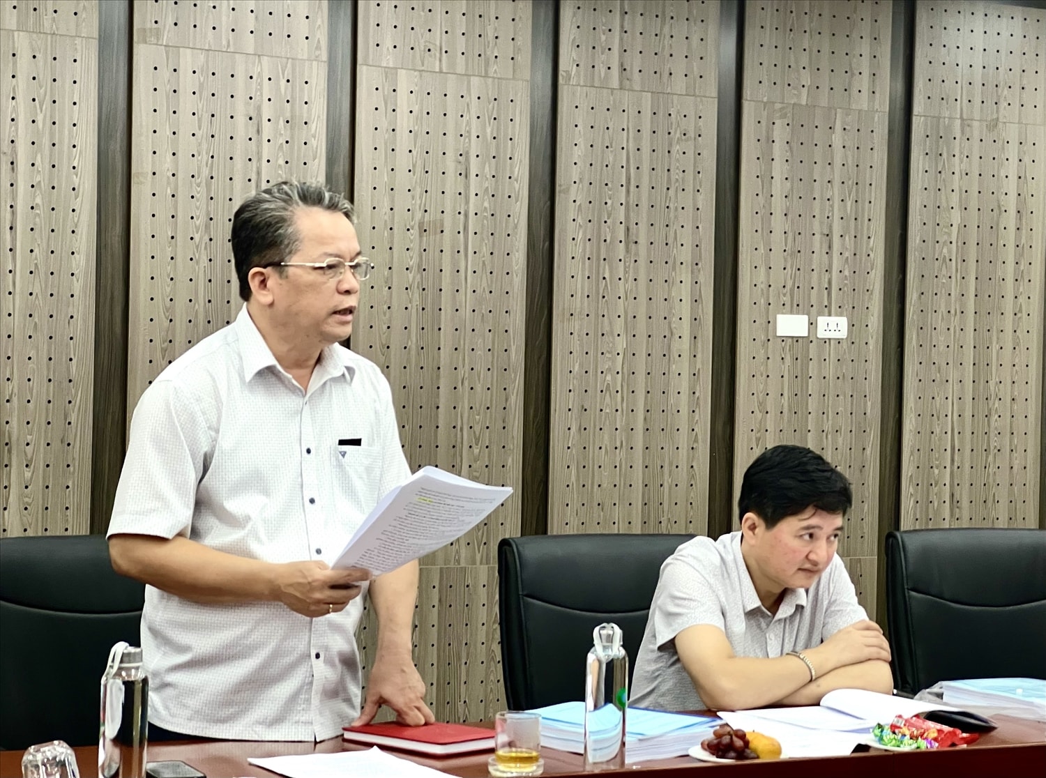 Ông Phạm Thúc Thủy - Phó Vụ trưởng Vụ Tổ chức cán bộ, UBDT thay mặt nhóm nghiên cứu, trình bày tóm tắt quá trình triển khai thực hiện và một số kết quả nghiên cứu của Đề tài Ông Phạm Thúc Thủy - Phó Vụ trưởng Vụ Tổ chức cán bộ, UBDT thay mặt nhóm nghiên cứu, trình bày tóm tắt quá trình triển khai thực hiện và một số kết quả nghiên cứu của Đề tài