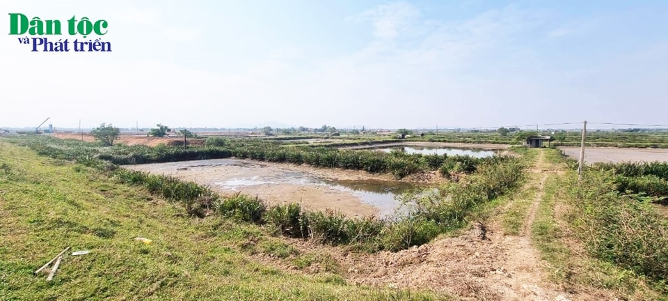 Dự án đang trong quá trình triển khai giải phóng mặt bằng, nhiều vị trí vẫn chỉ là bãi đất trống, thế nhưng CĐT đã cho huy động vốn, ký hợp đồng nhận cọc giữ chỗ