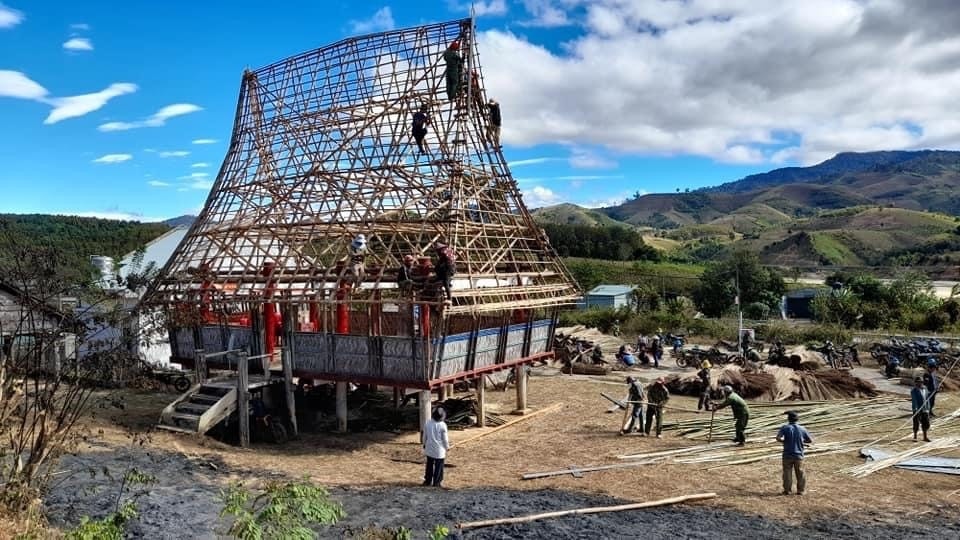 Già làng A Thứk luôn phát huy vai trò Người có uy tín trong công tác tuyên truyền, vận động người dân giữ gìn bản sắc văn hóa tốt đẹp của dân tộc Giẻ Triêng