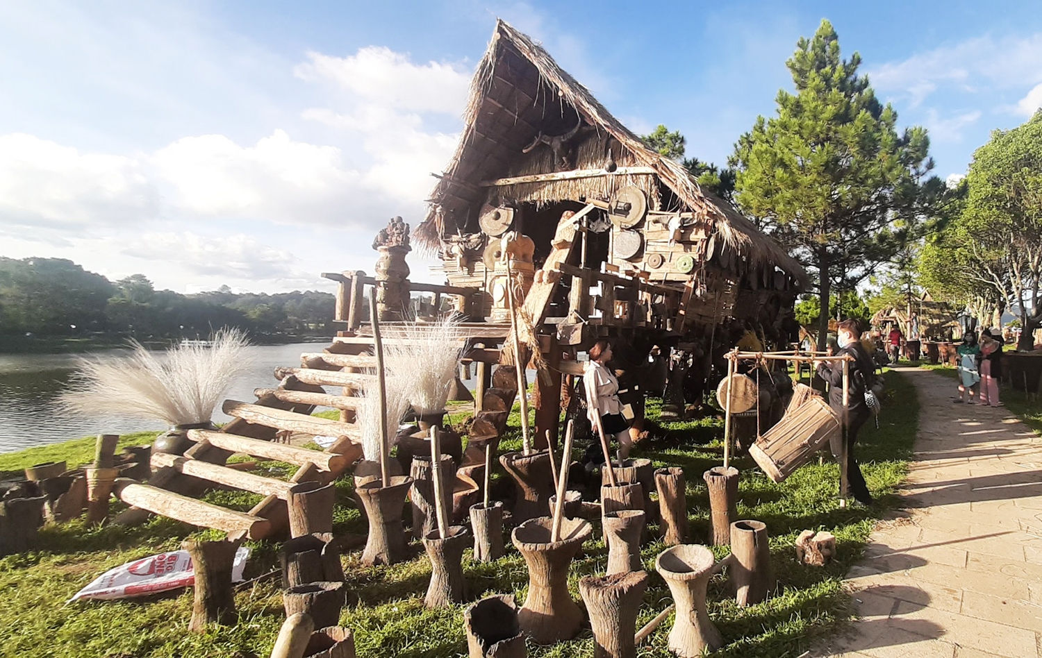 Du khách tham quan “Thiên đường Tây nguyên” dịp Festival Hoa Đà Lạt năm 2022