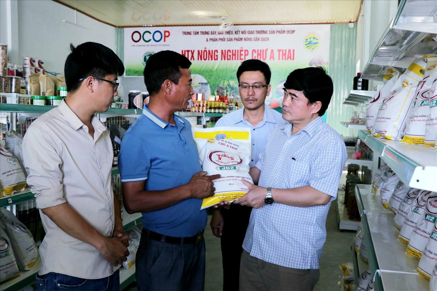Sản phẩm “Gạo Phú Thiện” của HTX Nông nghiệp Chư A Thai hiện đã được bình chọn sản phẩm công nghiệp nông thôn tiêu biểu của tỉnh. Sản phẩm “Gạo Phú Thiện” của HTX Nông nghiệp Chư A Thai hiện đã được bình chọn sản phẩm công nghiệp nông thôn tiêu biểu của tỉnh.