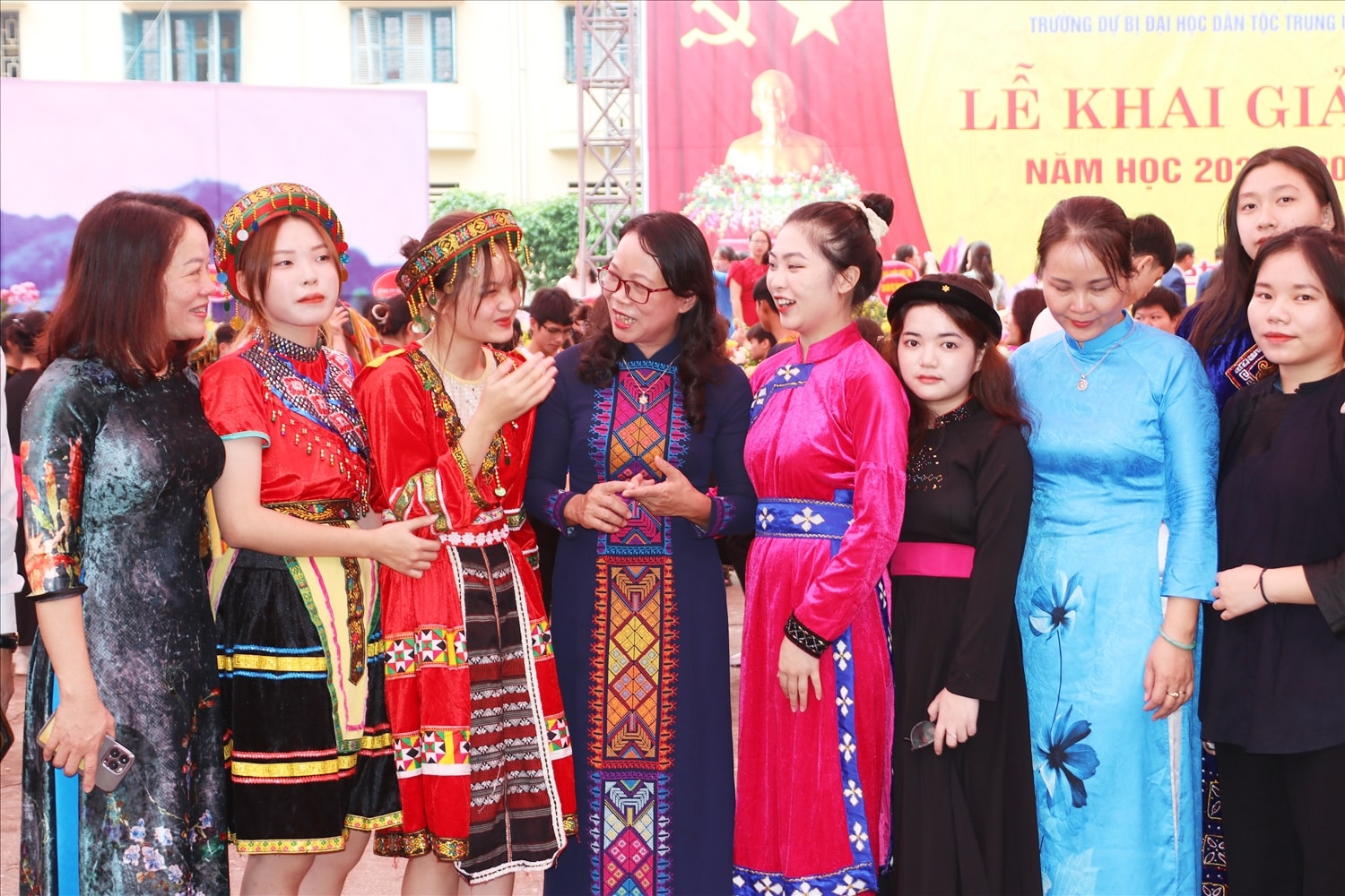 Thứ trưởng, Phó Chủ nhiệm UBDT Hoàng Thị Hạnh trò chuyện cùng các em sinh viên Trường Dự bị Đại học Dân tộc Trung ương