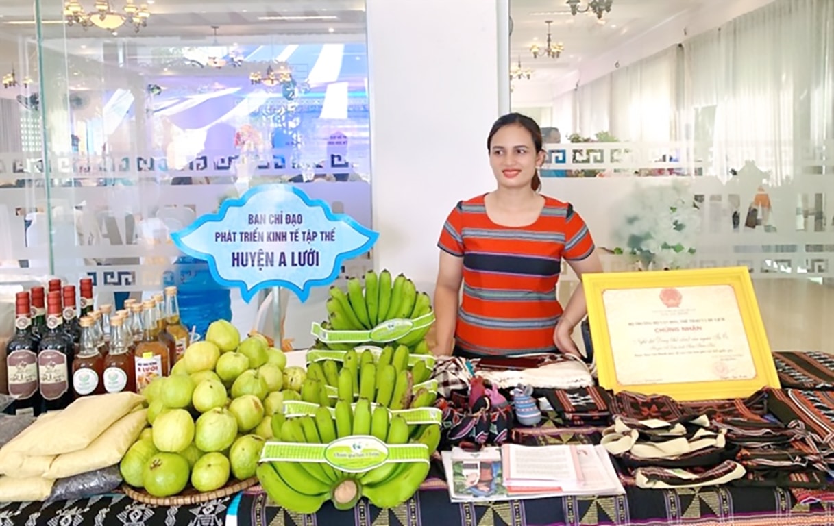 Chị Hồ Thị Nga trong một lần đưa sản phẩm của HTX Sản xuất và kinh doanh nông sản an toàn A Lưới đi giới thiệu tại Tp. Huế