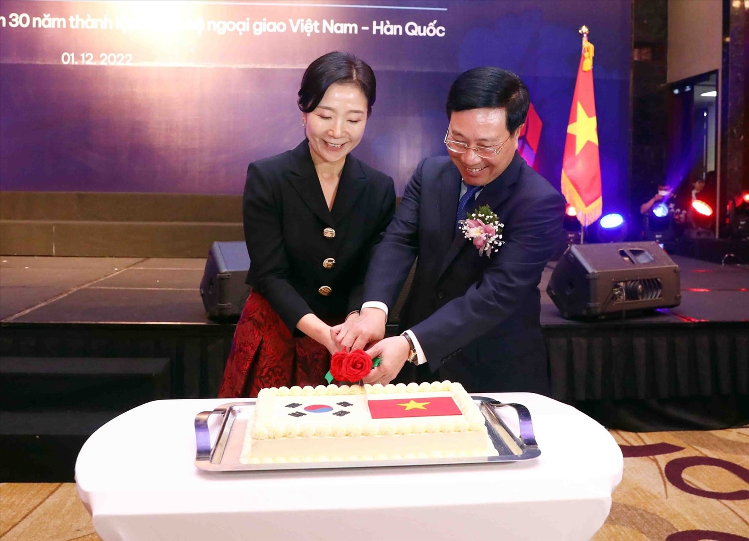 Phó Thủ tướng Phạm Bình Minh cùng Đại sứ Hàn Quốc tại Việt Nam Oh Young-ju thực hiện nghi thức cắt bánh tại Lễ kỷ niệm - Ảnh: VGP/Hải Minh Phó Thủ tướng Phạm Bình Minh cùng Đại sứ Hàn Quốc tại Việt Nam Oh Young-ju thực hiện nghi thức cắt bánh tại Lễ kỷ niệm - Ảnh: VGP/Hải Minh
