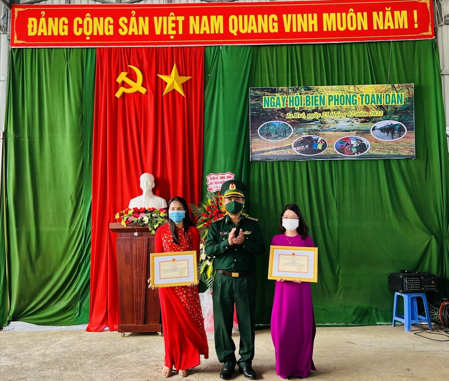 Lãnh đạo Bộ chỉ huy Bộ đội Biên phòng tỉnh Đắk Lắk khen tặng cá nhân có thành tích xuất sắc trong phong trào toàn dân bảo vệ chủ quyền lãnh thổ, an ninh biên giới quốc gia Lãnh đạo Bộ Chỉ huy Bộ đội Biên phòng tỉnh Đắk Lắk khen tặng cá nhân có thành tích xuất sắc trong phong trào toàn dân bảo vệ chủ quyền lãnh thổ, an ninh biên giới quốc gia