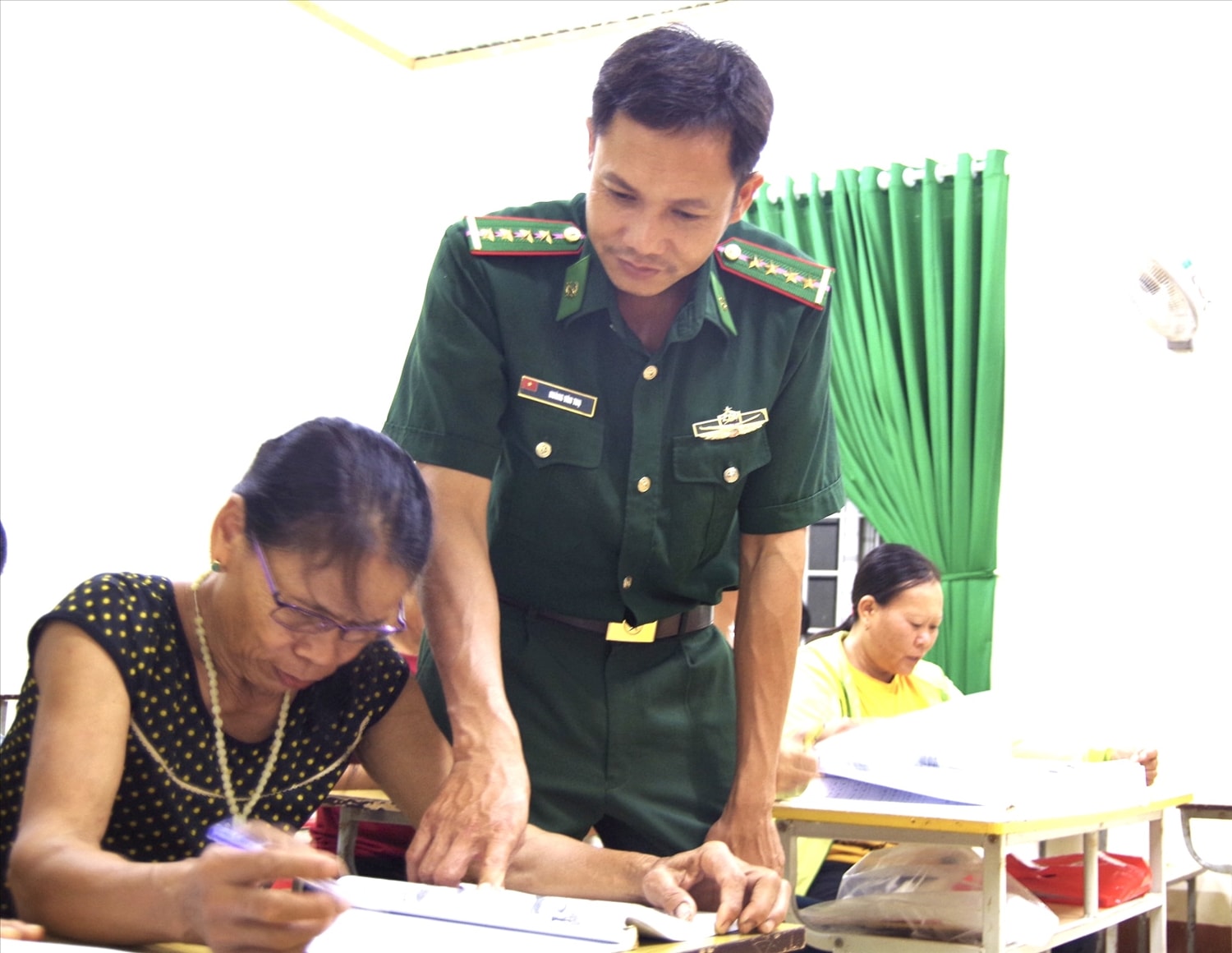 Bộ đội Biên phòng Đắk Lắk dạy xóa mù chữ cho phụ nữ xã Ia R’vê Bộ đội Biên phòng Đắk Lắk dạy xóa mù chữ cho phụ nữ xã Ia R’vê