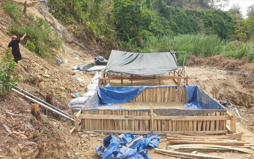 Vàng tặc dựng lán trại để khai thác vàng 
