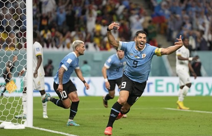 Suarez ăn mừng cùng đồng đội khi Uruguay có bàn thắng (Ảnh Internet) Suarez ăn mừng cùng đồng đội khi Uruguay có bàn thắng (Ảnh Internet)