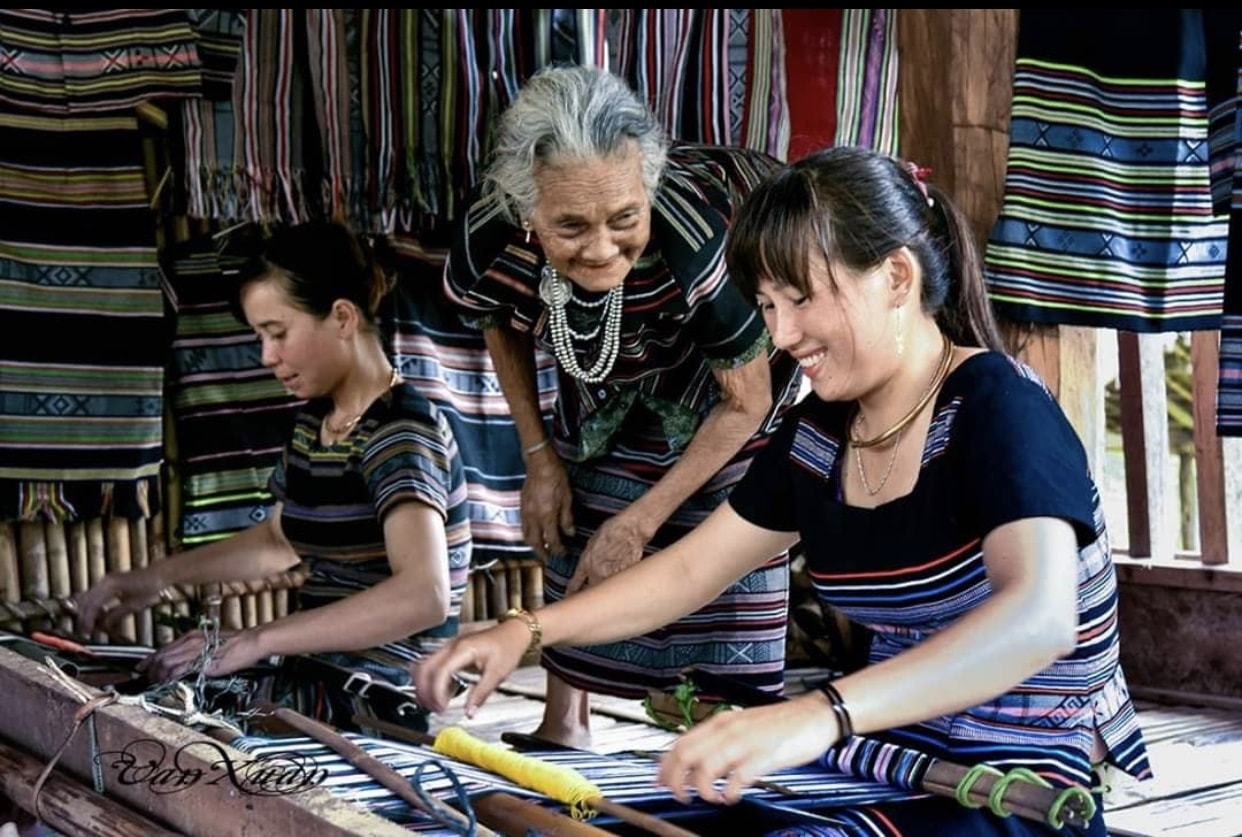 Hàng ngày những người phụ nữ Hrê ở làng Teng vẫn miệt mài bên khung dệt