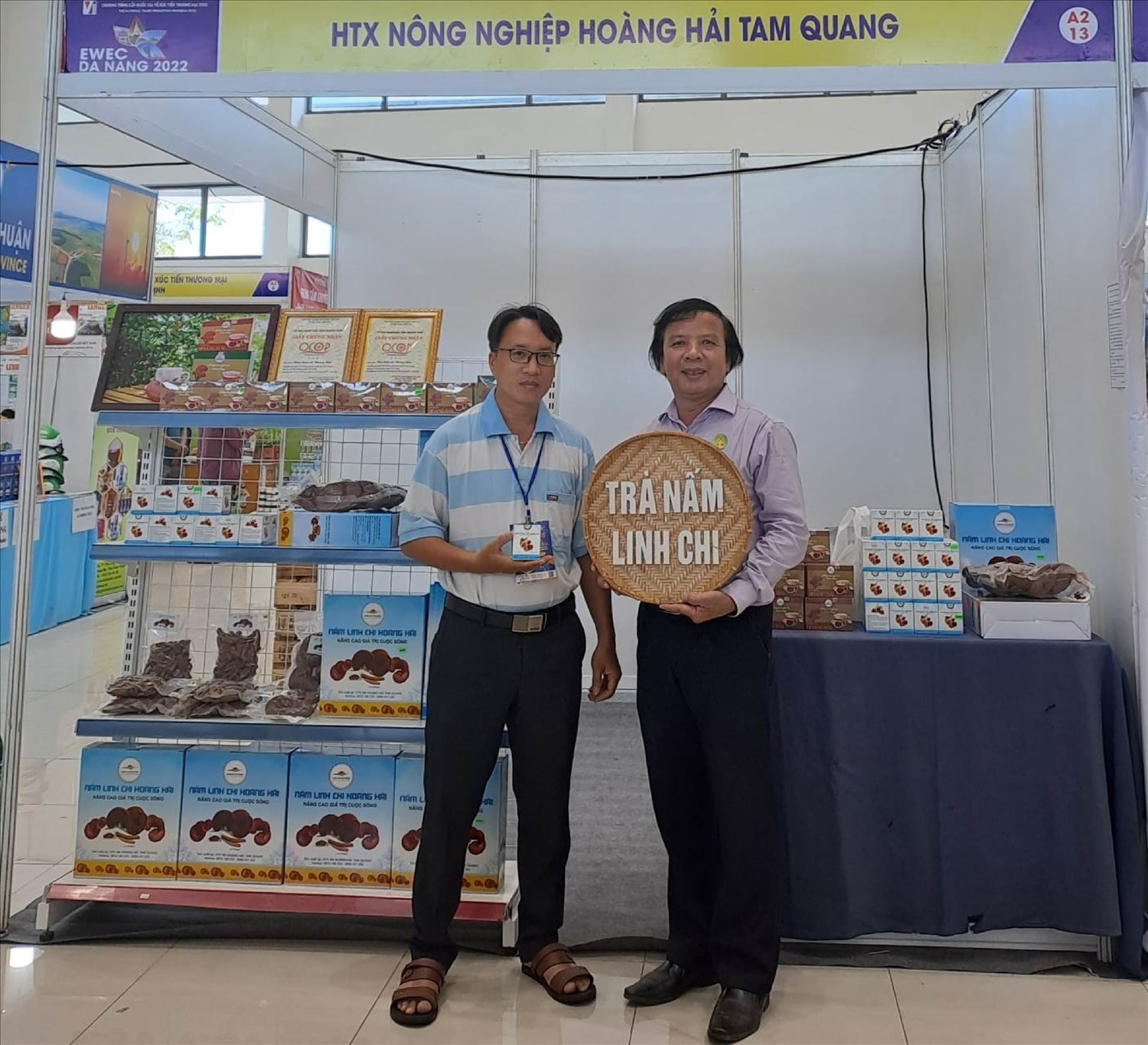Giám đốc HTX Nông nghiệp Hoàng Hải Tam Quang -Nguyễn Thanh Vũ (bên trái) cùng gian hàng với các sản phẩm OCOP của HTX. Giám đốc HTX Nông nghiệp Hoàng Hải Tam Quang -Nguyễn Thanh Vũ (bên trái) cùng gian hàng với các sản phẩm OCOP của HTX.