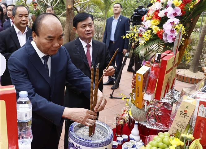 Chủ tịch nước Nguyễn Xuân Phúc dâng hương tại Bia tưởng niệm Nữ sĩ Hồ Xuân Hương - Ảnh: TTXVN Chủ tịch nước Nguyễn Xuân Phúc dâng hương tại Bia tưởng niệm Nữ sĩ Hồ Xuân Hương - Ảnh: TTXVN