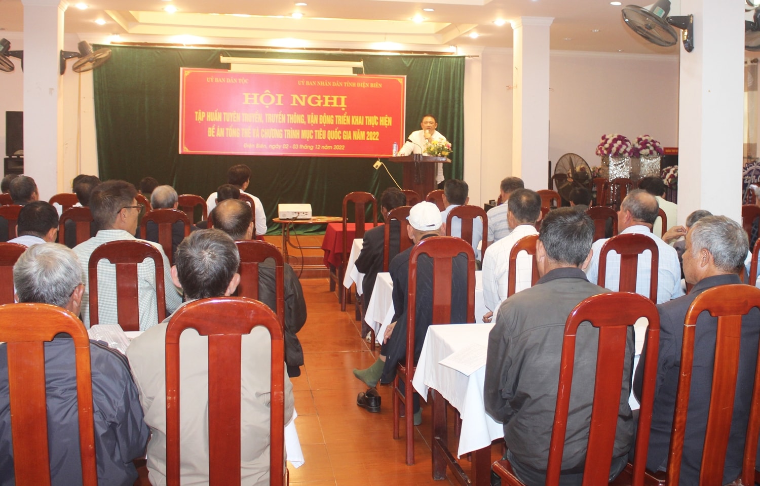 Ông Lò Hồng Nam - Phó trưởng Ban Dân tộc tỉnh Điện Biên báo cáo trước Hội nghị Ông Lò Hồng Nam - Phó trưởng Ban Dân tộc tỉnh Điện Biên báo cáo trước Hội nghị