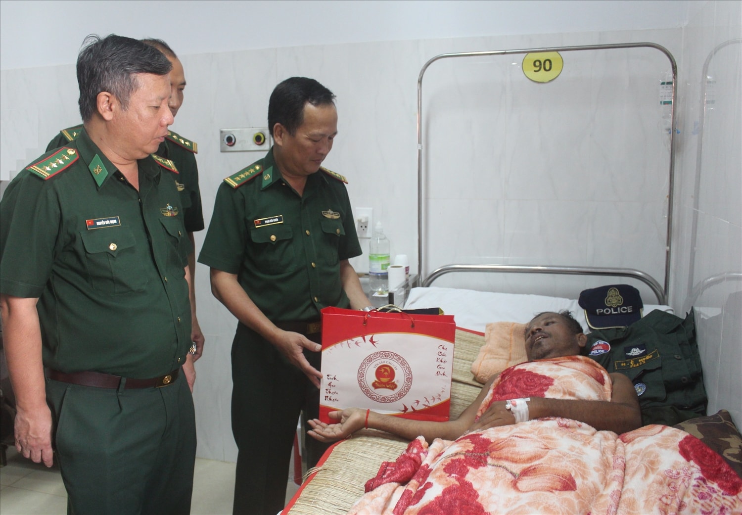Bộ đội Biên phòng Đắk Lắk thăm cán bộ, chiến sĩ đồn bạn bị thương