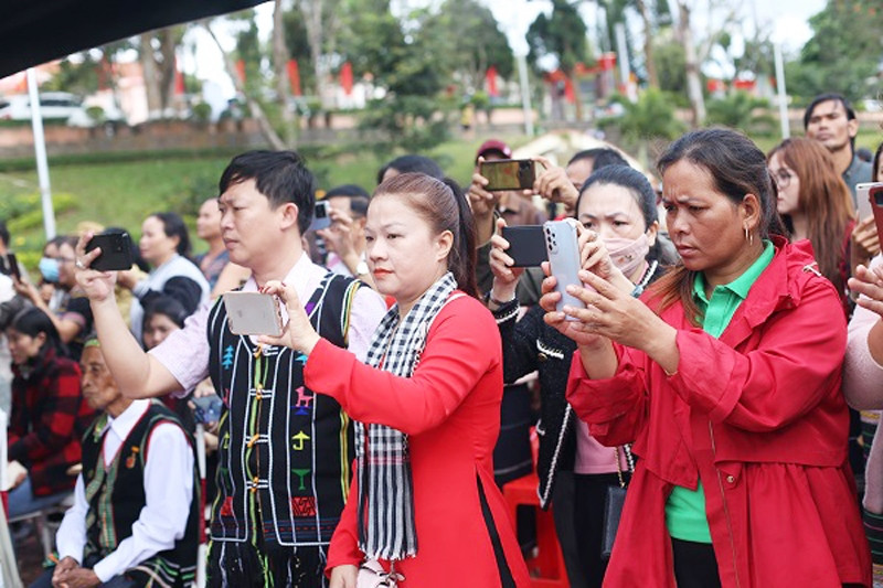 Đông đảo quần chúng Nhân dân đến theo dõi Ngày hội
