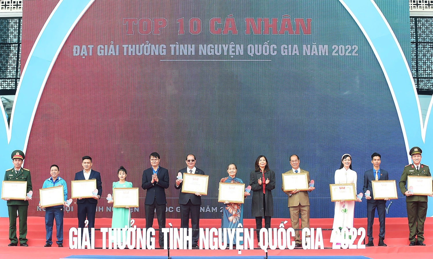 Ủy viên dự khuyết Trung ương Đảng, Bí thư thứ nhất Trung ương Đoàn Bùi Quang Huy (thứ 5 từ trái sang) trao Giải thưởng Tình nguyện quốc gia năm 2022 tặng 10 cá nhân tiêu biểu