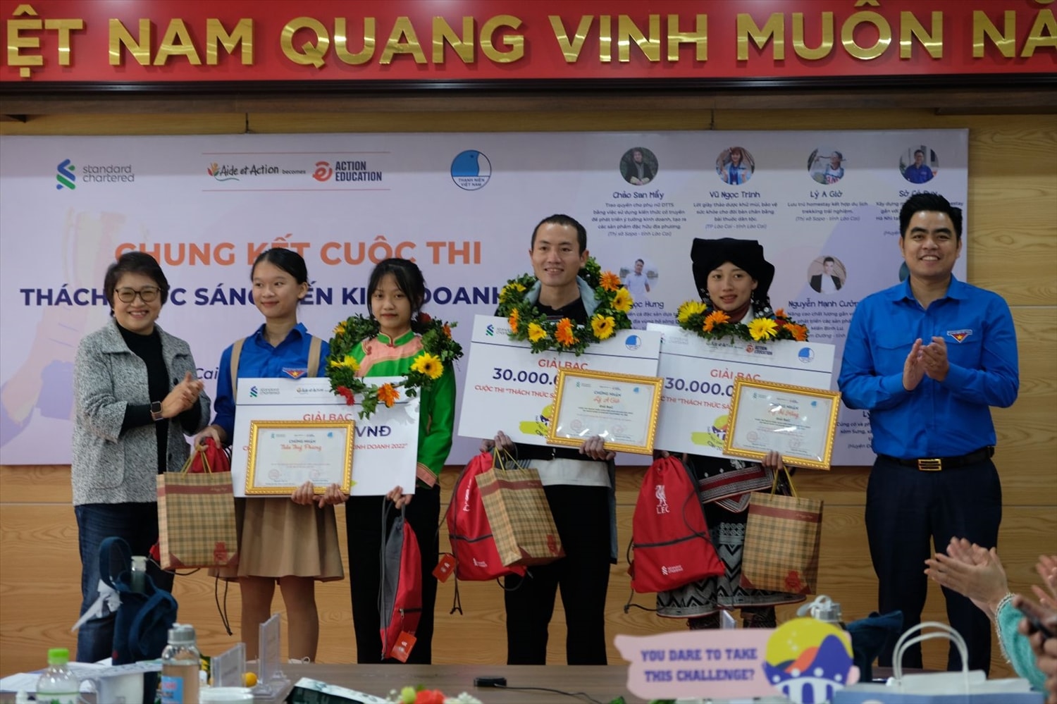 Ban Tổ chức trao các giải Bạc cho các thí sinh