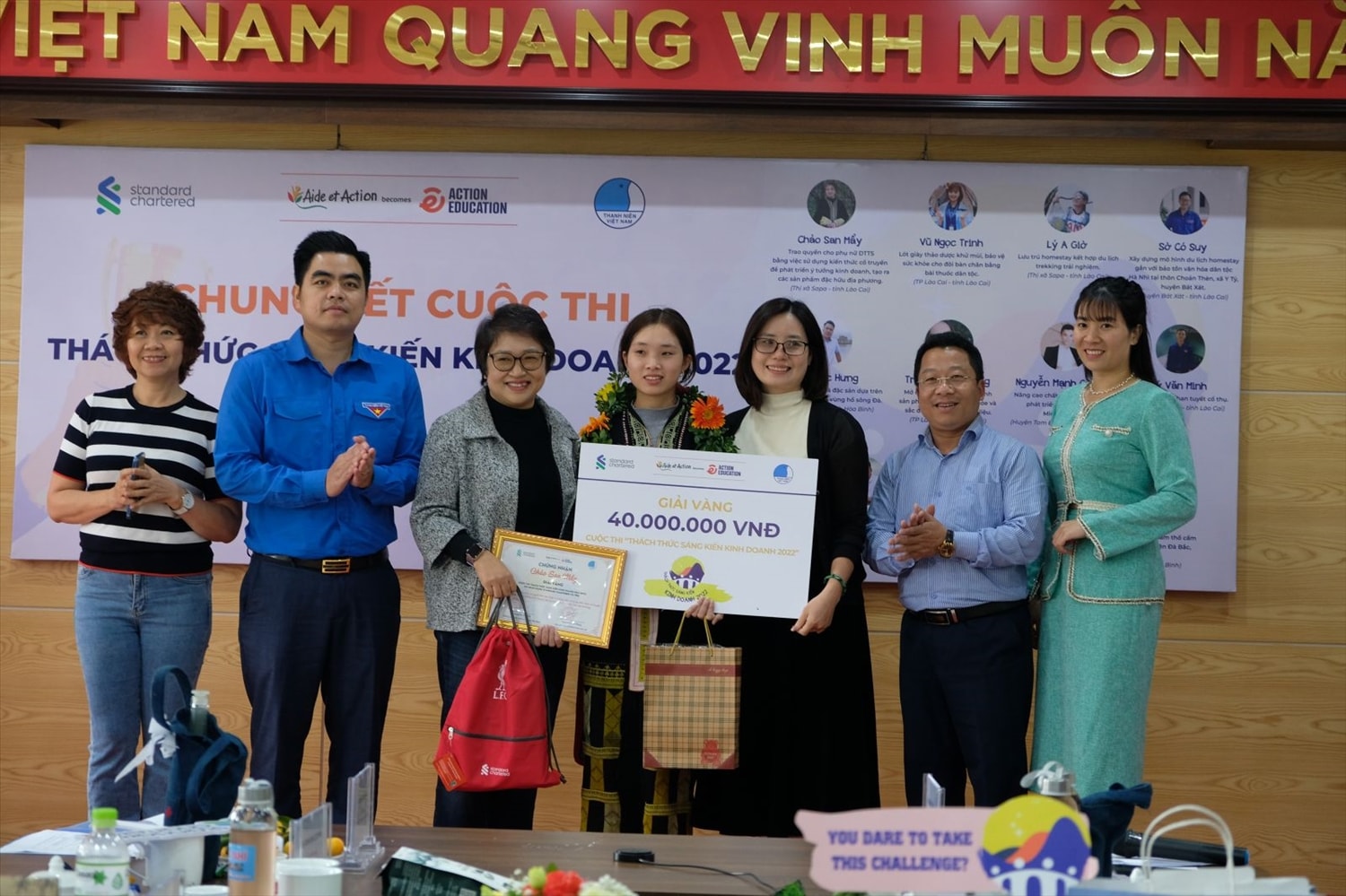Ban Tổ chức trao Giải vàng tặng thí sinh Chảo San Mẩy (thị xã Sa Pa, Lào Cai)