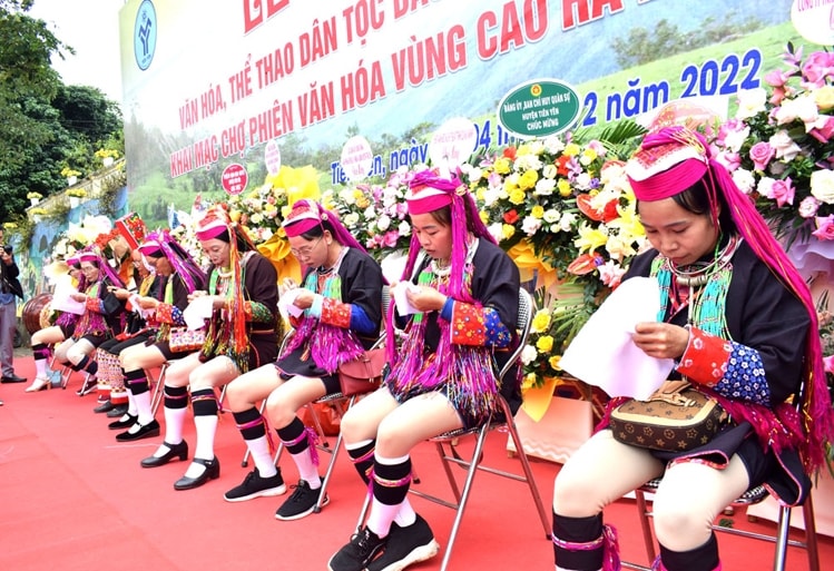 Các thiếu nữ Dao tham dự môn thi thêu thổ cẩm ngay tại Ngày hội Các thiếu nữ Dao tham dự môn thi thêu thổ cẩm ngay tại Ngày hội
