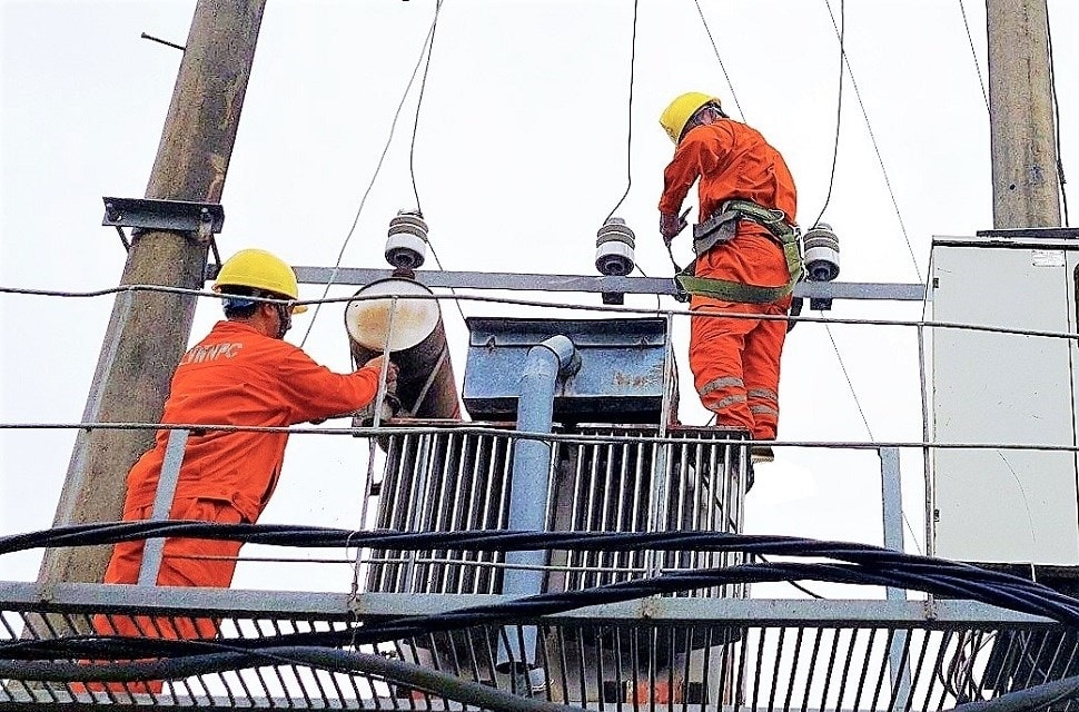 Công nhân Quản lý vận hành Điện lực Hậu Lộc (PC Thanh Hóa) đang thực hiện vệ sinh công nghiệp TBA Mai Xuân Khương (Tài sản KH) Công nhân Quản lý vận hành Điện lực Hậu Lộc (PC Thanh Hóa) đang thực hiện vệ sinh công nghiệp TBA Mai Xuân Khương (Tài sản KH)