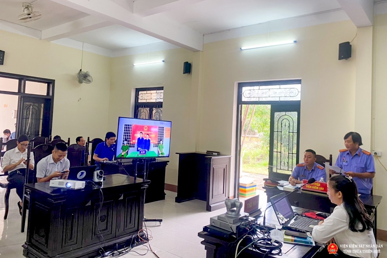 Phiên tòa xét xử trực tuyến do Viện Kiểm sát nhân dân thị xã Hương Thủy phối hợp với TAND thị xã Hương Thủy tỉnh Thừa Thiên Huế tổ chức Phiên tòa xét xử trực tuyến do Viện Kiểm sát nhân dân thị xã Hương Thủy phối hợp với TAND thị xã Hương Thủy tỉnh Thừa Thiên Huế tổ chức