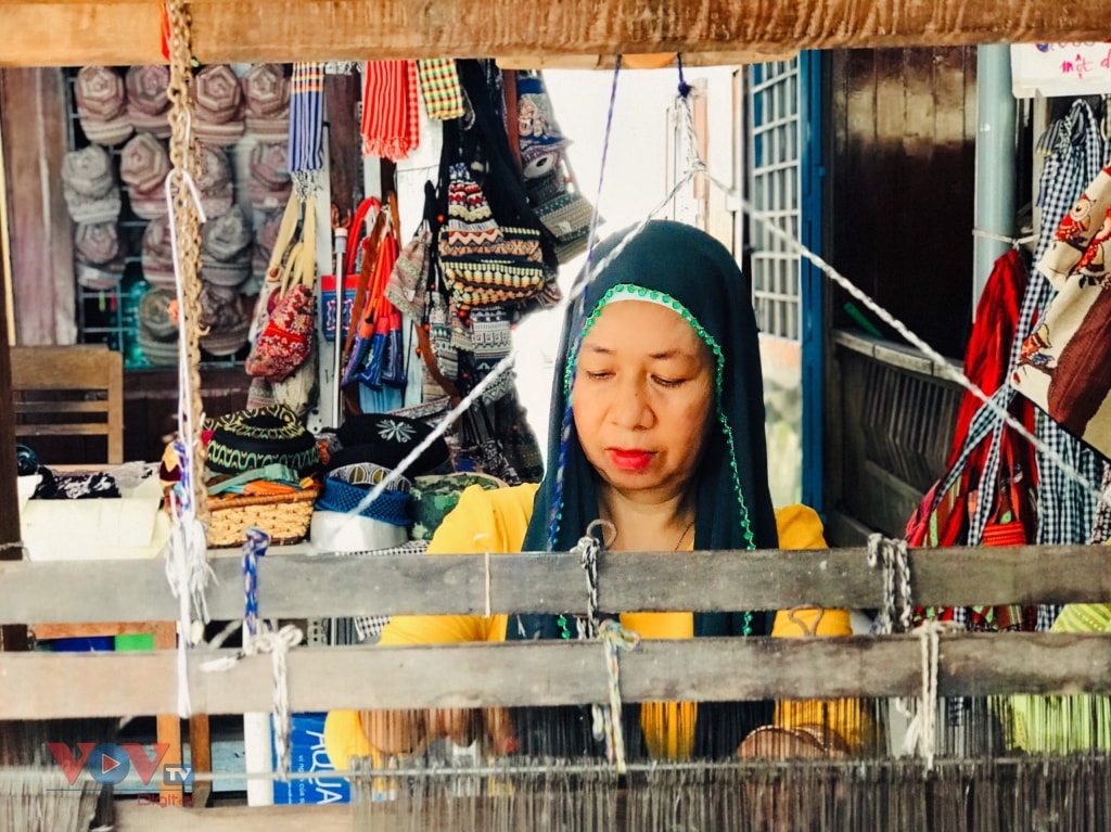 Trong ngôi nhà của người Chăm, bên những khung cửi gỗ truyền thống, người phụ nữ Chăm cần mẫn dệt nên những họa tiết hoa văn thổ cẩm mang đậm nét đặc trưng của dân tộc mình. (Ảnh MH)