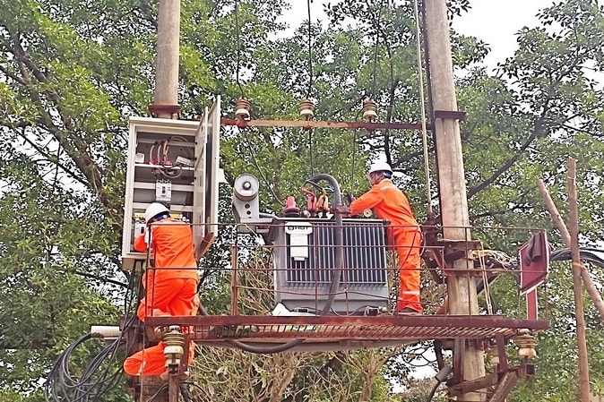 Công nhân EVNPC Thái Nguyên xử lý khiếm khuyết trên lưới điện Công nhân EVNPC Thái Nguyên xử lý khiếm khuyết trên lưới điện