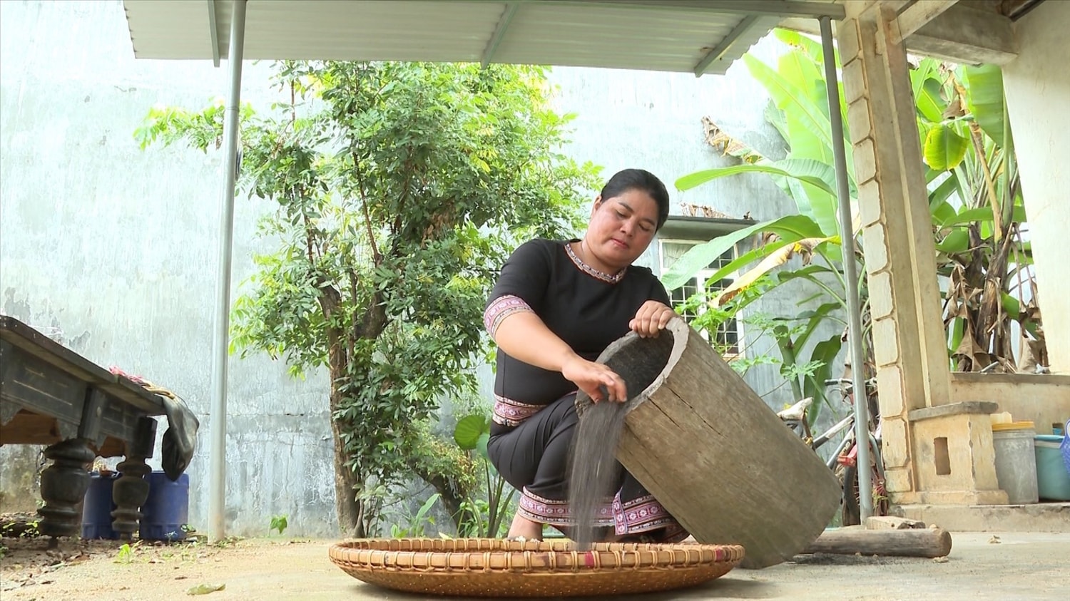 Chuẩn bị nguyên liệu để nấu rượu