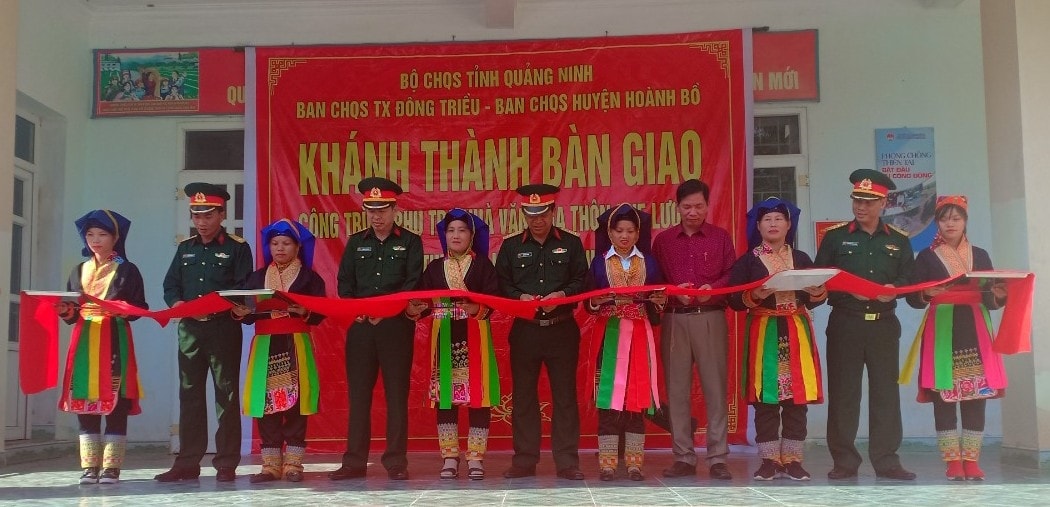 Ông Hương (mặc áo đỏ) tích cực tham gia các hoạt động của thôn, xã 