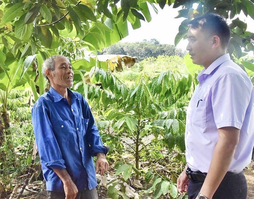 Già làng, Người có uy tín Rơ Châm Kring (bên trái), làng Kênh Chóp, xã Ia Nhin tích cực tuyên truyền, vận động người dân xóa bỏ hủ tục, chung sức xây dựng quê hương giàu đẹp