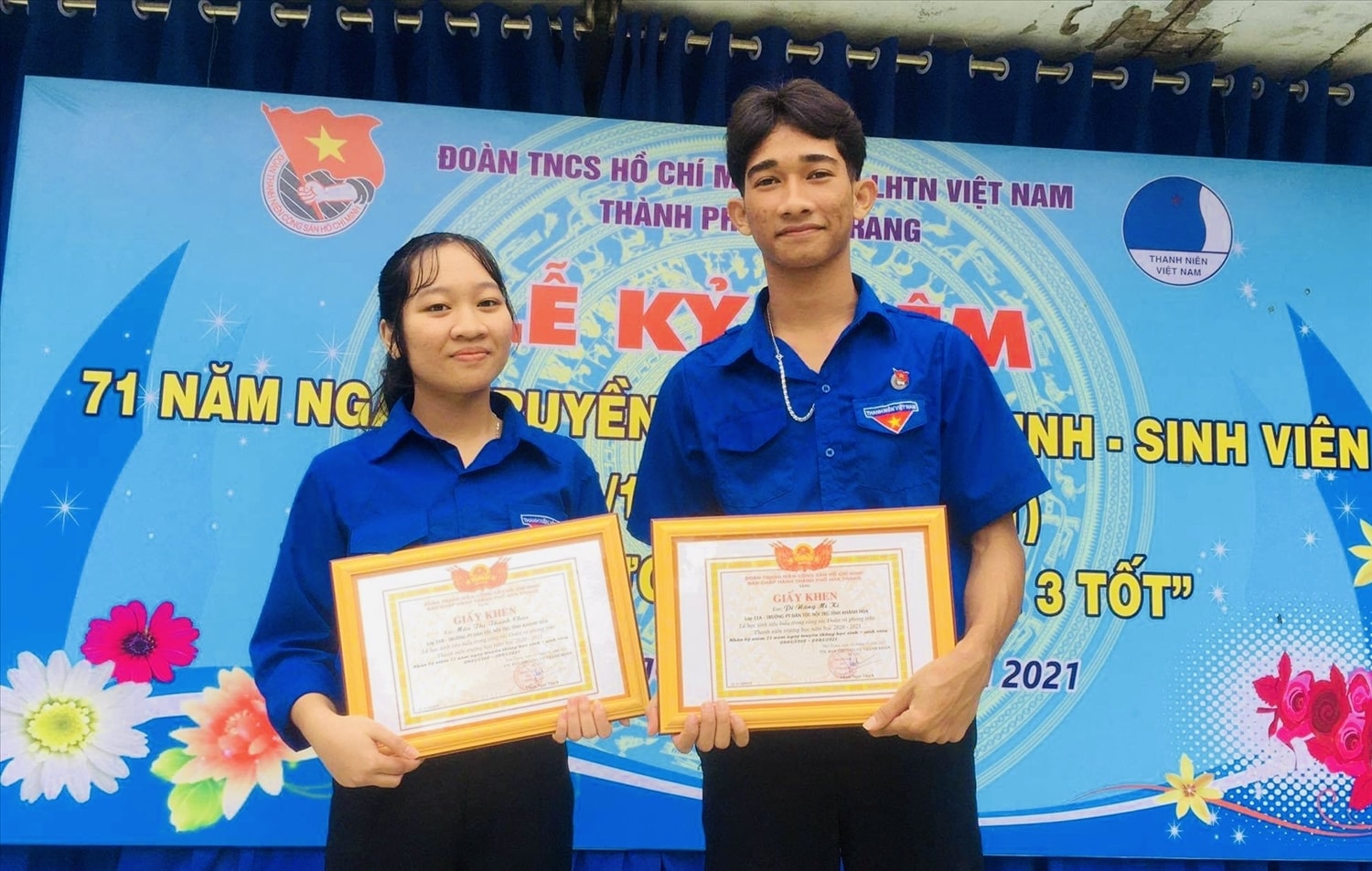 Với sự quyết tâm học tập, Mấu Thị Thanh Chúc (bên trái) đã hoàn thành ước mơ vào đại học với số điểm 27.75 Với sự quyết tâm học tập, Mấu Thị Thanh Chúc (bên trái) đã hoàn thành ước mơ vào đại học với số điểm 27.75