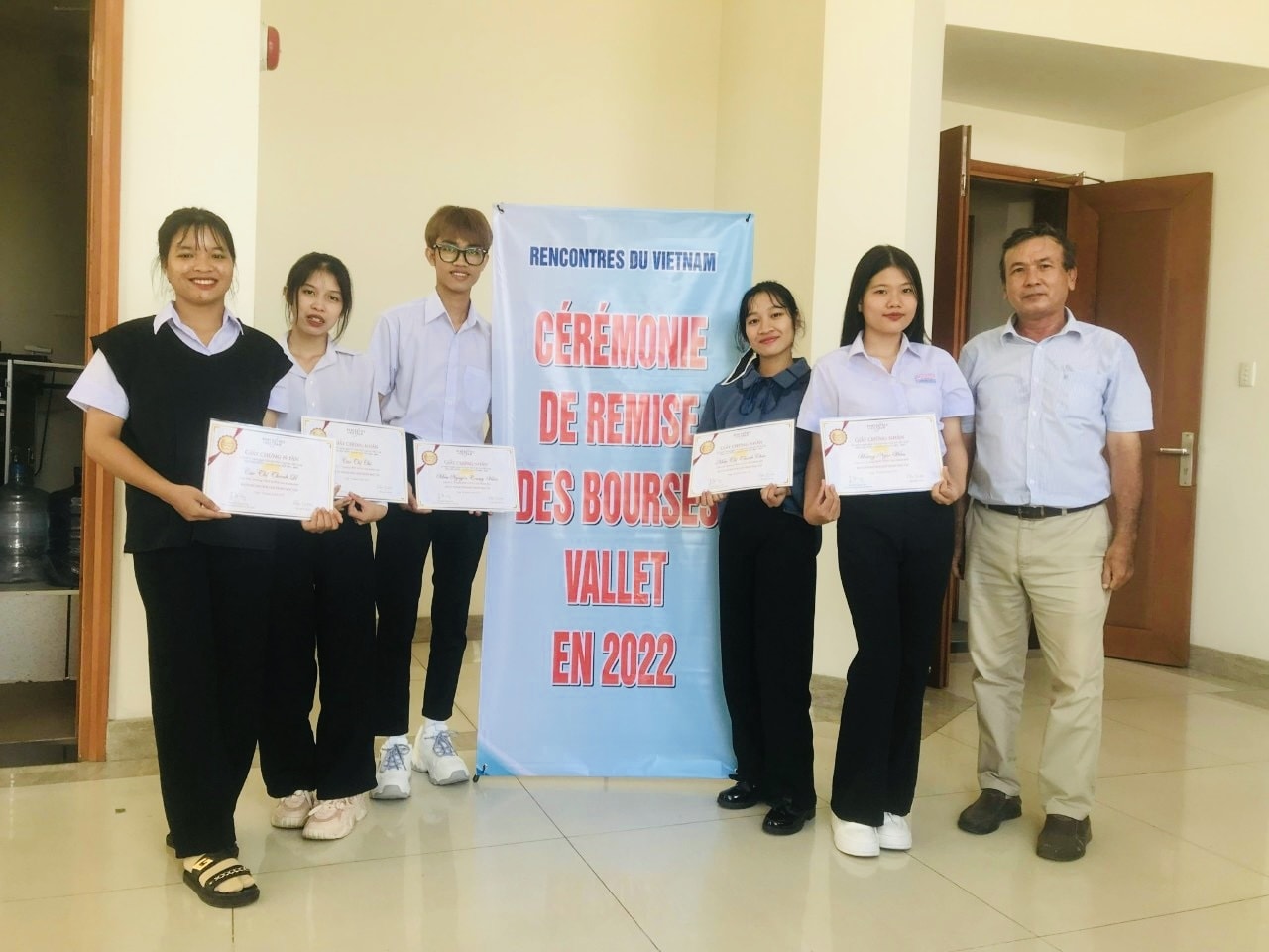 Với thành tích đạt được trong 3 năm học, Thanh Chúc vinh dự được nhận học bổng Vallet Với thành tích đạt được trong 3 năm học, Thanh Chúc vinh dự được nhận học bổng Vallet
