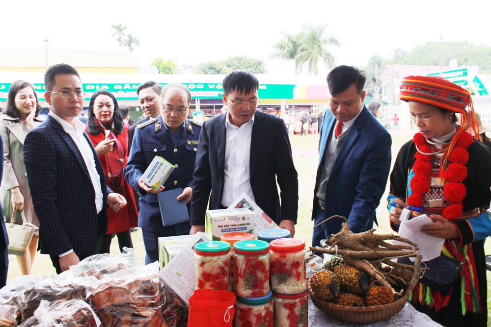 Các đại biểu tham quan các gian hàng 