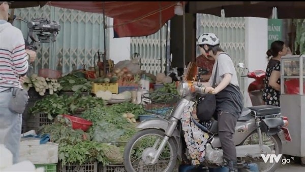  “Ga-ra hạnh phúc” để lọt hình ảnh người quay phim (góc trái) vào phân cảnh được trình chiếu
