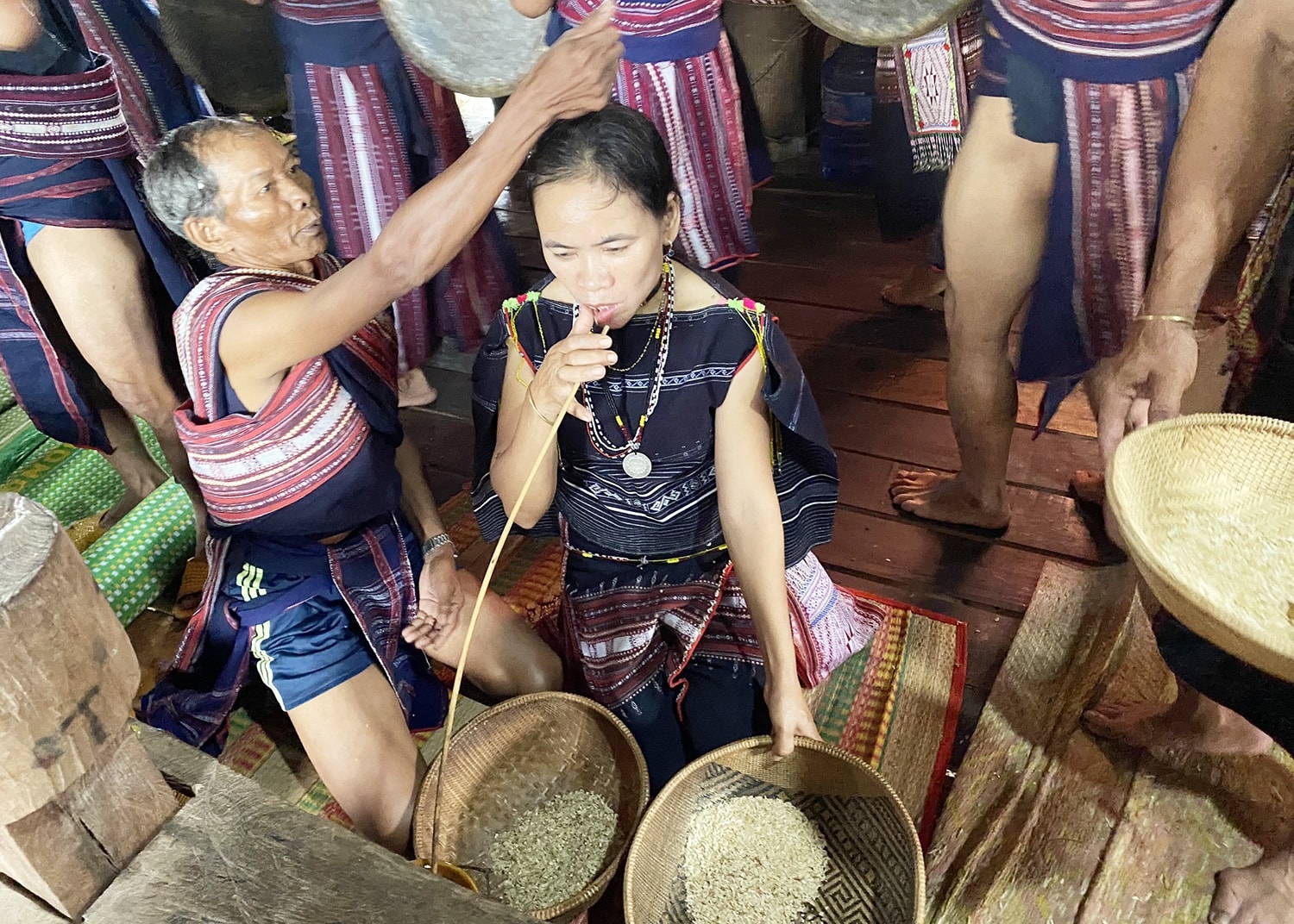 Già làng Đinh Văn Hiếp là Người có uy tín với cộng đồng, được giao trọng trách hướng dẫn dân làng tiến hành trình tự lễ cúng