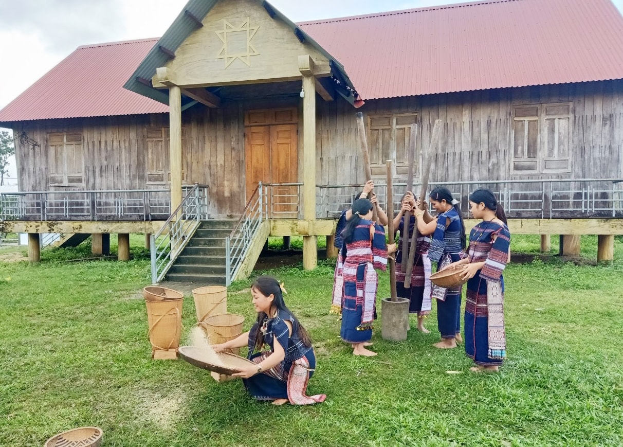 Dân làng rộn ràng cùng nhau giã cốm làm lễ Mừng lúa mới 