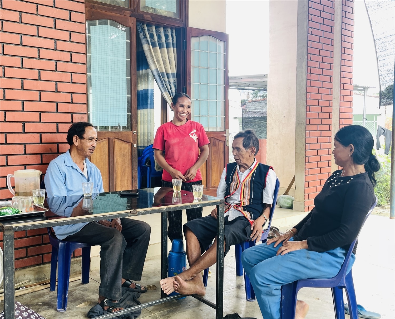 Với uy tín của mình, già A Ling (thứ 2 bên phải) đã có rất nhiều đóng góp cho thôn Đak De. Với uy tín của mình, già A Ling (thứ 2 bên phải) đã có rất nhiều đóng góp cho thôn Đak De.