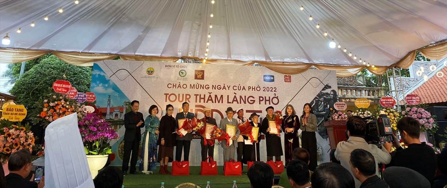 Đại diện Nhãn hàng CHIN-SU trao tặng quà cho các nghệ nhân cao tuổi