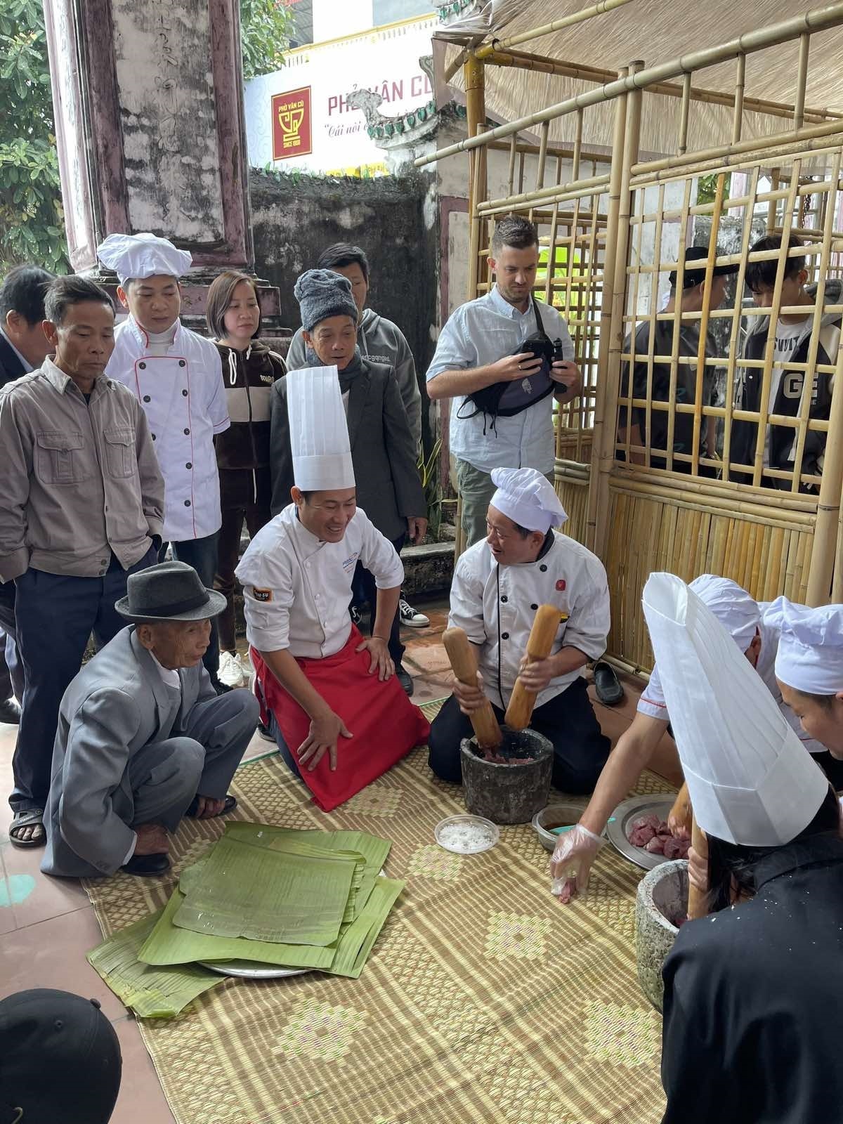 Du khách nước ngoài trong Tour thăm làng Phở thích thú xem giã giò