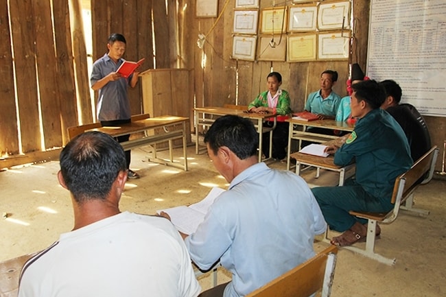 Chi bộ bản Huổi Lương, xã É Tòng (Thuận Châu) triển khai nghị quyết phát triển sản xuất kinh tế tại buổi sinh hoạt chi bộ. (Ảnh chụp trước ngày 27/4/2021) Chi bộ bản Huổi Lương, xã É Tòng (Thuận Châu) triển khai nghị quyết phát triển sản xuất kinh tế tại buổi sinh hoạt chi bộ. (Ảnh chụp trước ngày 27/4/2021)