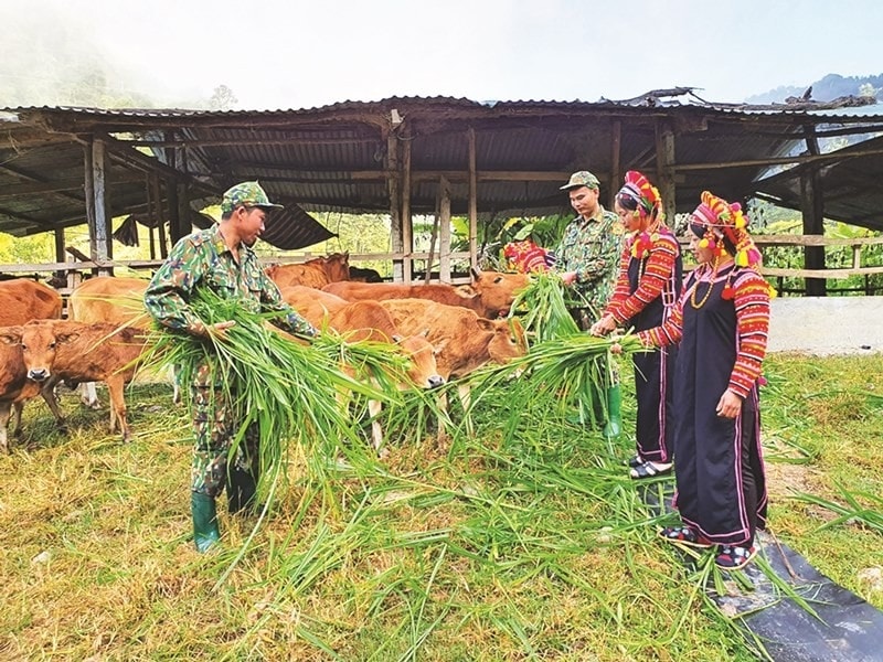 Chi bộ bản Huổi Lương, xã É Tòng (Thuận Châu) triển khai nghị quyết phát triển sản xuất kinh tế tại buổi sinh hoạt chi bộ. (Ảnh chụp trước ngày 27/4/2021) Chi bộ bản Huổi Lương, xã É Tòng (Thuận Châu) triển khai nghị quyết phát triển sản xuất kinh tế tại buổi sinh hoạt chi bộ. (Ảnh chụp trước ngày 27/4/2021)