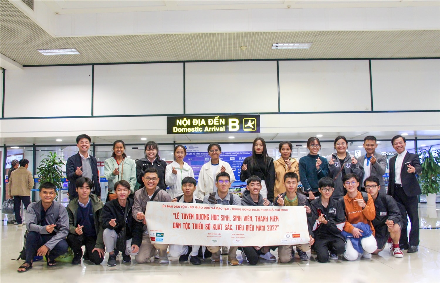 Đón Nhóm HSSV-TN đầu tiên về tới Sân bay Nội Bài