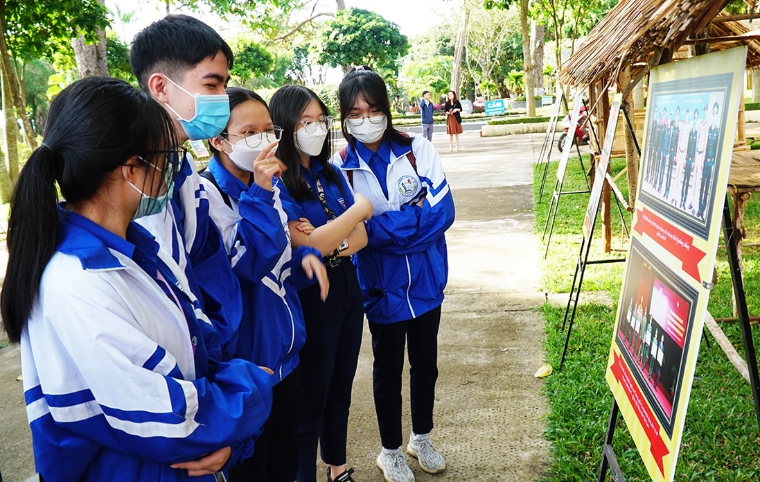 Buổi triển lãm thu hút nhiều em học sinh đến tham quan Buổi triển lãm thu hút nhiều em học sinh đến tham quan
